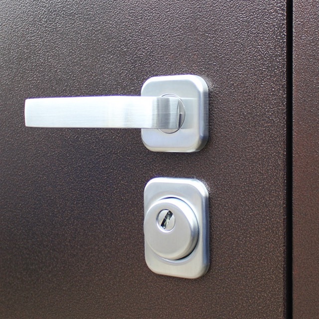 Стальная дверь «Спартак» с зеркалом