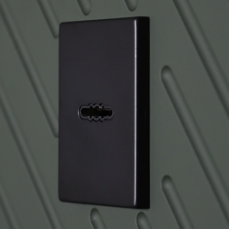 Стальная дверь «Vertu» с зеркалом (адаптивная замковая часть).