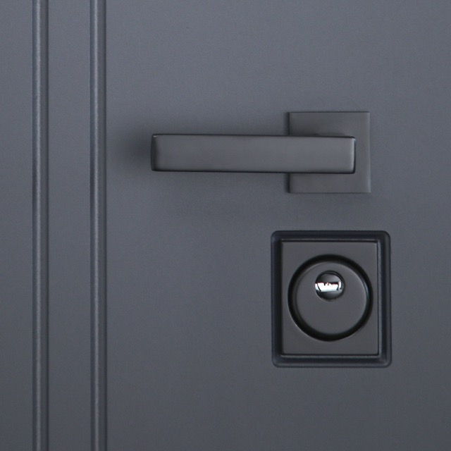 Стальная дверь «Вертикаль» с зеркалом