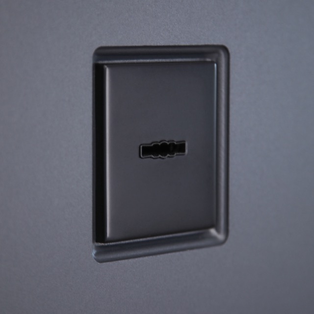 Стальная дверь «Вертикаль» с зеркалом