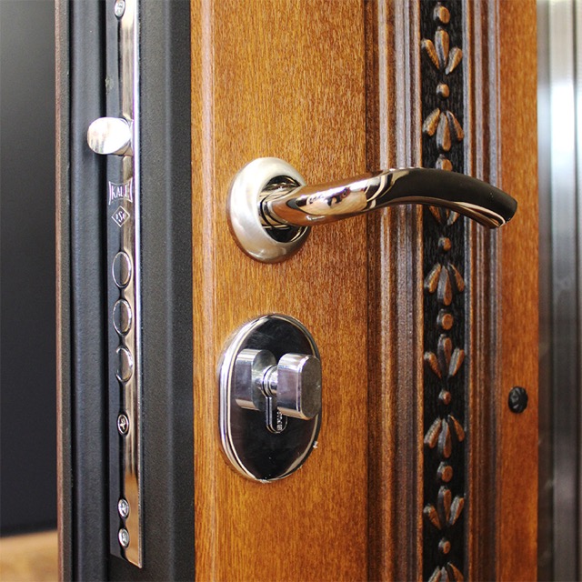 Стальная дверь 3К «Русь с окном и ковкой»