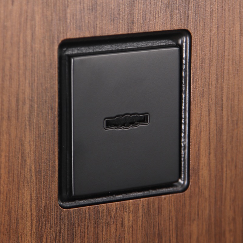 Стальная дверь «Фаворит» с матовым зеркалом