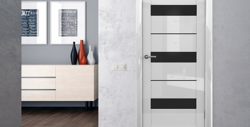 белая глянцевая дверь