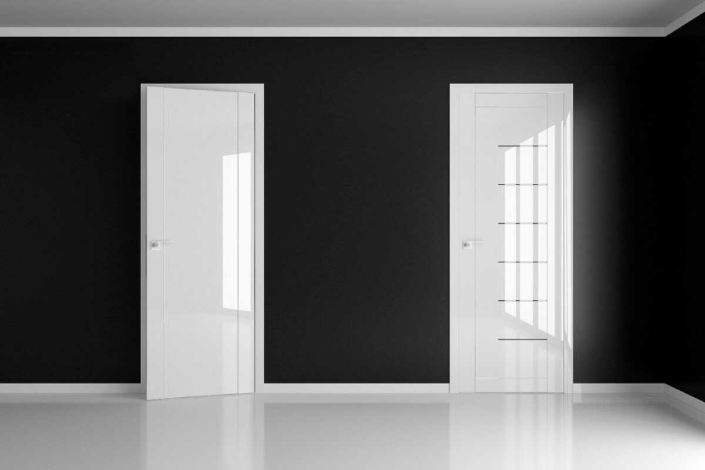 белая глянцевая дверь